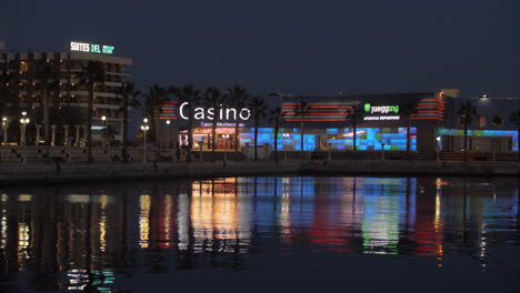 Alicante-Nachtansicht-Mit-Hotel-Und-Spielhallen-Am-Wasser-In-Spanien
