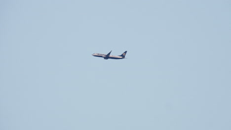 Ryanair-Flugzeug-Fliegt-Im-Klaren-Blauen-Himmel