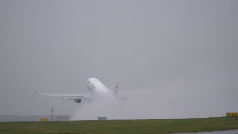 Start-Des-China-Eastern-Flugzeugs-An-Einem-Regnerischen-Tag