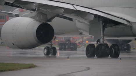 Flugzeuge-Der-Tianjin-Airlines-Rollen-Auf-Der-Landebahn