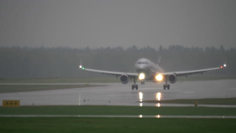 Aeroflot-Flugzeug-Landet-Bei-Regenwetter-Auf-Nasser-Landebahn-In-Moskau