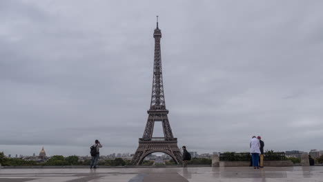 Gente-Observando-La-Torre-Eiffel-Desde-El-Mirador-En-París,-Francia.