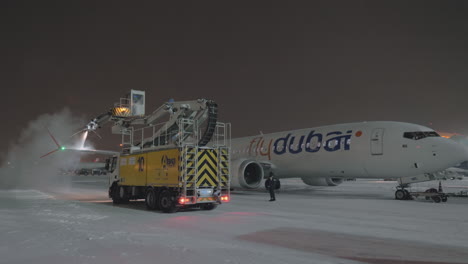 Avión-De-Deshielo-Flydubai-Boeing-737-8-Max-En-La-Noche-De-Invierno