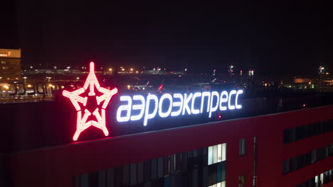 Timelapse-Del-Tráfico-En-La-Ciudad-Nocturna-Con-Pancarta-Iluminada-De-Aeroexpress-Moscú