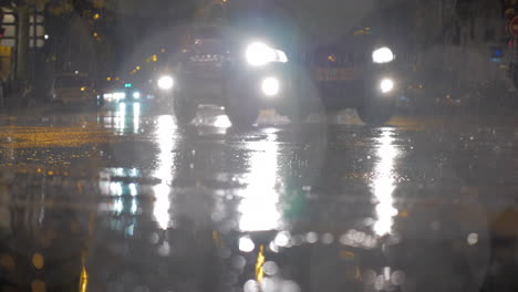 Autos-Fahren-Nachts-Im-Regen