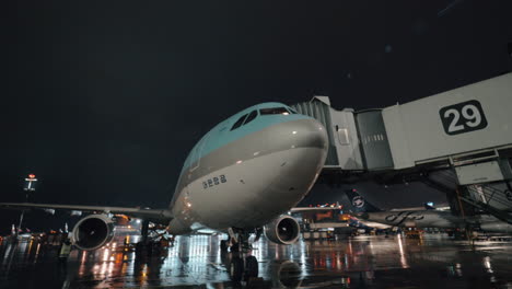 Flugzeuge-Der-Korean-Air-Mit-Nachtansicht-Der-Fluggastbrücke-Am-Flughafen-Scheremetjewo