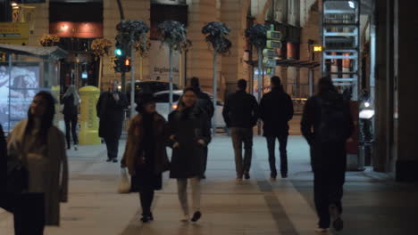 Menschen,-Die-In-Der-Nacht-Auf-Der-Straße-In-Madrid,-Spanien,-Spazieren-Gehen