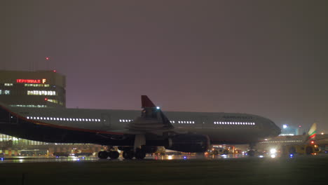 Tráfico-De-Aviones-Y-Vehículos-En-La-Terminal-F-Del-Aeropuerto-De-Sheremetyevo-Vista-Nocturna.