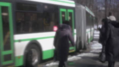 Tráfico-De-Autobuses-En-La-Parada-De-Transporte-Público-En-La-Ciudad-Video-De-Estilo-Retro-Rusia