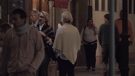 People-walking-in-the-street-of-evening-city