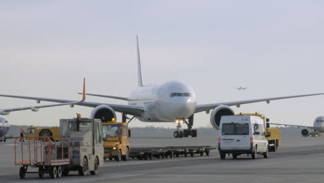 Rodaje-De-Tráfico-De-Aviones-Y-Vehículos-En-El-Aeropuerto-Sheremetyevo-De-Moscú