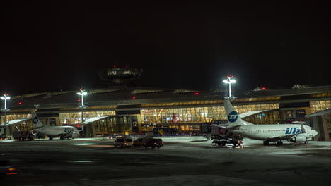 Zeitraffer-Von-Flugzeugen-Und-Fahrzeugen-Am-Flughafen-Wnukowo-Bei-Nacht-In-Moskau