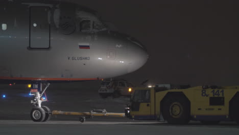 Rückstoß-Des-Airbus-A320-In-Der-Winternacht