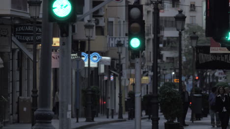 Abendstraße-Mit-Geschäften,-Fußgängern-Und-Transportverkehr-In-Spanien