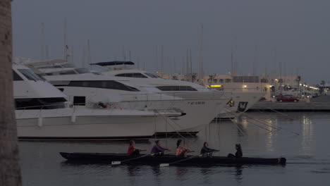 Abendansicht-Des-Hafens-Von-Alicante-Und-Der-Uferpromenade-Mit-Menschen-In-Spanien