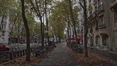 Timelapse-De-Caminar-Por-Las-Calles-De-París-En-Otoño.