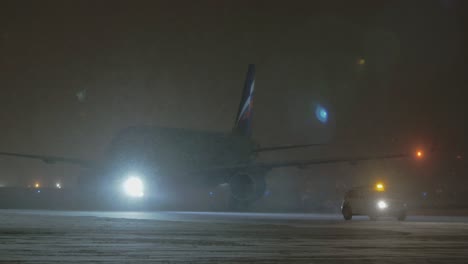 Aeroflot-A321-Flugzeug-Rollt-Während-Des-Nächtlichen-Schneesturms-Am-Flughafen