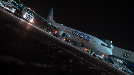 Timelapse-Del-Tráfico-De-Transporte-Y-Embarque-Del-Avión-Flydubai-Por-La-Noche