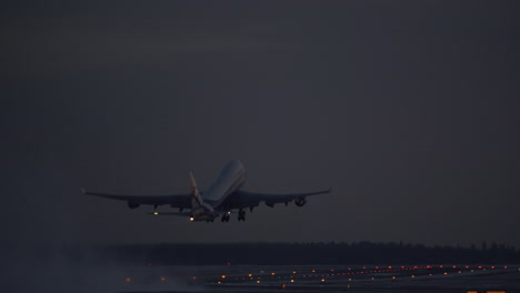 Frachtboeing-747-Startet-Im-Winter-Bei-Nacht