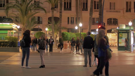 Menschen-Auf-Der-Straße-Warten-Auf-Grüne-Ampel,-Alicante,-Spanien