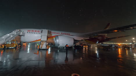 Flugzeug-Der-Hainan-Airlines-Nach-Dem-Aussteigen-In-Der-Nacht,-Ankunft-Am-Flughafen-Scheremetjewo