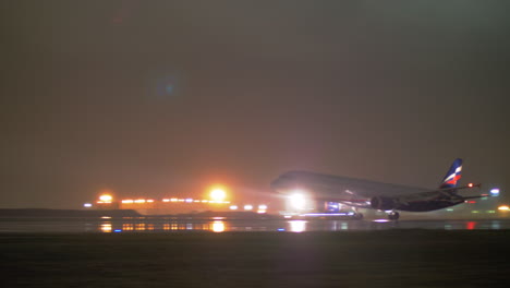 Aeroflot-Flugzeugstart-Bei-Nacht-Am-Flughafen-Scheremetjewo-In-Moskau