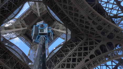 Grabación-De-Imágenes-En-360-Grados-Bajo-La-Torre-Eiffel-En-París,-Francia