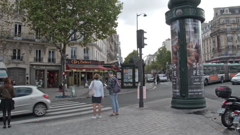 Timelapse-De-Caminar-Por-La-Concurrida-Calle-Parisina-Francia