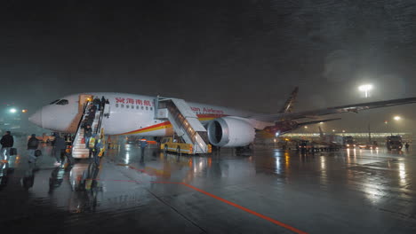 Desembarque-Del-Avión-De-Hainan-Airlines-En-El-Aeropuerto-De-Sheremetyevo-Por-La-Noche