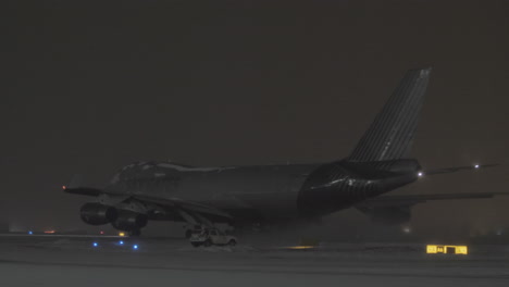 Llegada-Del-Boeing-747-De-Carga-En-La-Noche-De-Invierno.