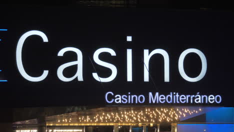 Banner-Iluminado-Del-Casino-Mediterraneo-En-La-Noche.