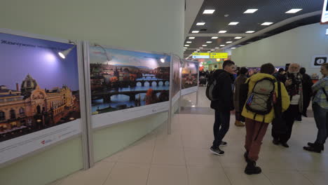 Besucher-Der-Prager-Fotoausstellung-Im-Moskauer-Flughafen-Scheremetjewo