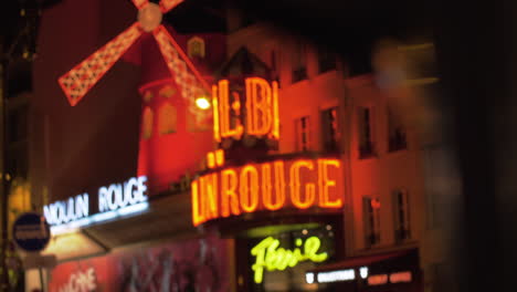 Beleuchtetes-Moulin-Rouge-In-Der-Nächtlichen-Pariser-Straße-In-Frankreich