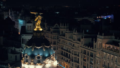 Madrid-De-Noche-Con-Vistas-A-La-Cúpula-Del-Edificio-Metrópolis-España