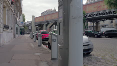 Elektro-Carsharing-Dienst-Autolib-Mit-Aufladung-Von-Fahrzeugen-In-Paris