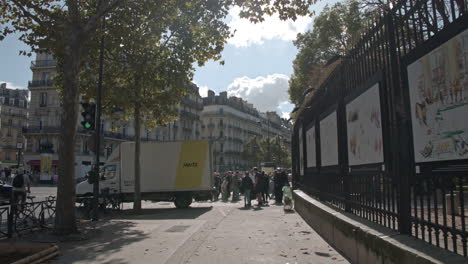 Timelapse-De-Caminar-En-Una-Concurrida-Calle-Concurrida-En-París,-Francia