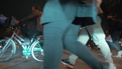 Menschen-Auf-Zebrastreifen-In-Der-Nähe-Des-Arc-De-Triomphe-Im-Nächtlichen-Paris