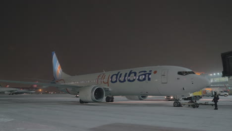 Geparkte-Boeing-737-Max-8-Flydubai-Am-Flughafen-Scheremetjewo-In-Der-Winternacht