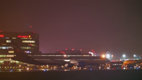 Aeroflot-Flugzeuge-Und-Terminal-F-Des-Flughafens-Scheremetjewo-Bei-Nacht-Moskau