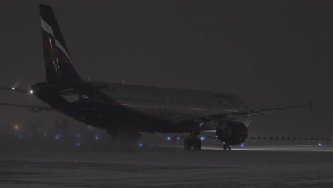 Aeroflot-Airbus-A321-211-En-El-Aeropuerto-De-Moscú-De-Noche