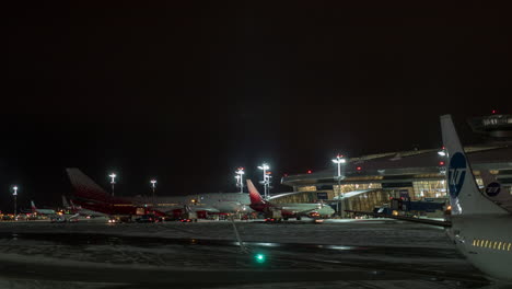 Zeitraffer-Des-Flughafenalltags-In-Wnukowo-Bei-Nacht-In-Moskau