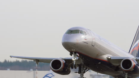 Sukhoi-Superjet-100-De-Aeroflot-Despegando