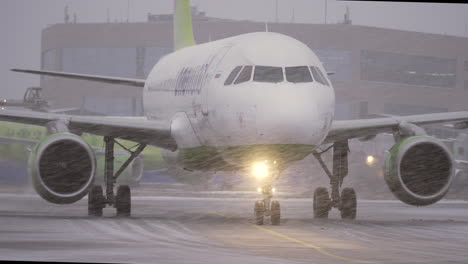 Airplane-driving-at-the-airport-during-blizzard-Moscow