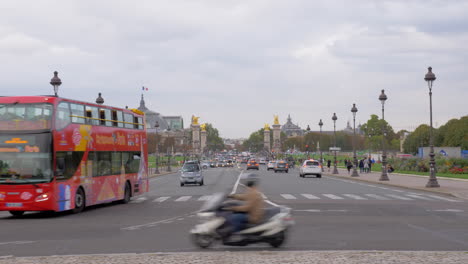 Tráfico-De-Coches-En-París-Street-View-Con-El-Grand-Palais-Y-El-Pont-Alexandre-III