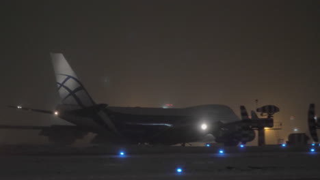 Airbridgecargo-Jumbo-Jet-Rodando-En-El-Aeropuerto-En-La-Noche-De-Invierno