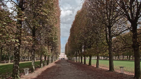 Zeitraffer-Eines-Spaziergangs-Durch-Die-Luxemburger-Gärten-Im-Herbstlichen-Paris
