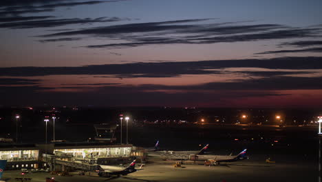 Nachtzeitraffer-Des-Terminals-D-Am-Flughafen-Scheremetjewo-In-Moskau,-Russland