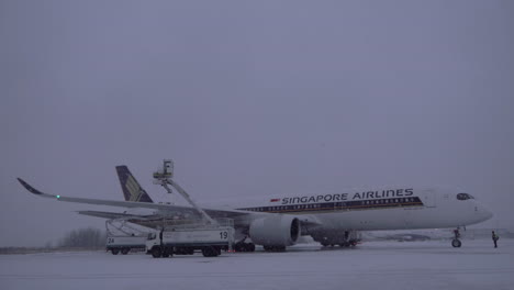 Anti-Icing-Sprühen-Vor-Dem-Abflug-Des-Flugzeugs-Am-Winterabend