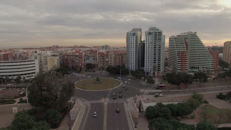 Vista-Aérea-Del-Puente-Angel-Custodi-Y-Del-Parque-Gulliver-En-Valencia,-España