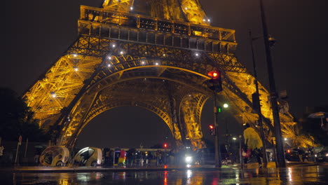 Blick-Auf-Die-Straße-In-Der-Nähe-Des-Beleuchteten-Eiffelturms-In-Paris-Bei-Regnerischer-Nacht-In-Frankreich